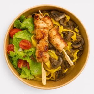 Tagliatelles à la crème et aux champignons + brochette de poulet